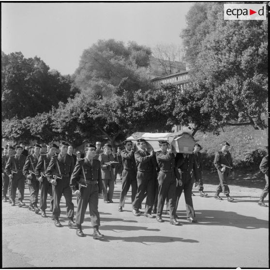 Alger. Chapelle de l'hôpital Maillot. Cérémonie funéraire. Cortège funèbre.