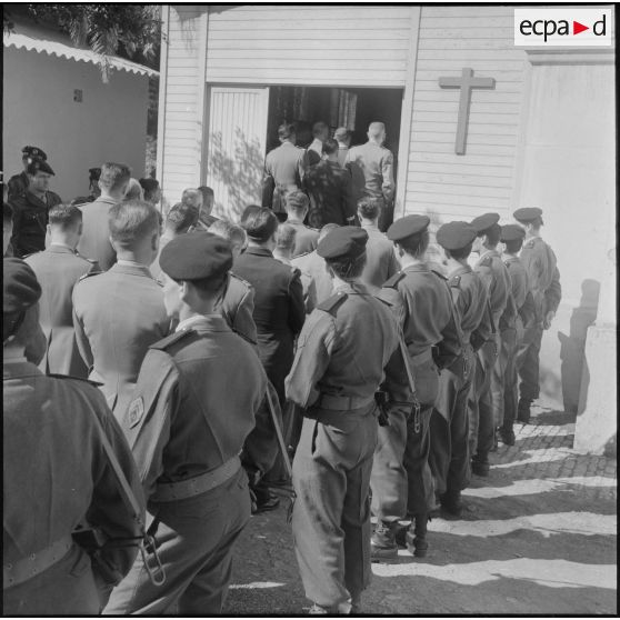 Alger. Chapelle de l'hôpital Maillot. Cérémonie funéraire. Entrée dans la chapelle.