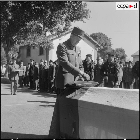 Alger. Chapelle de l'hôpital Maillot. Cérémonie funéraire. Remise de décoration à titre posthume.