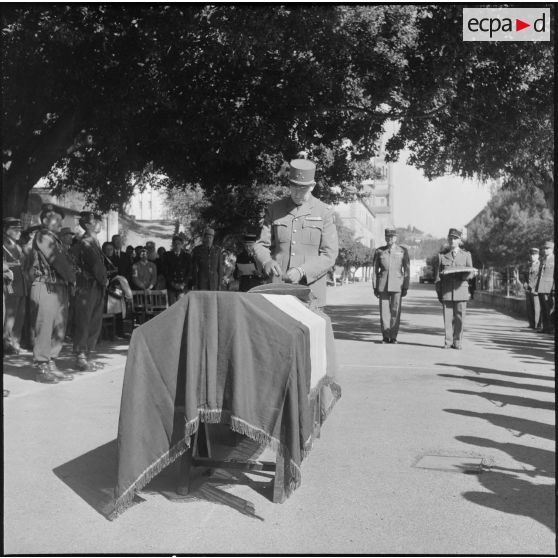 Alger. Chapelle de l'hôpital Maillot. Cérémonie funéraire. Remise de décoration à titre posthume.