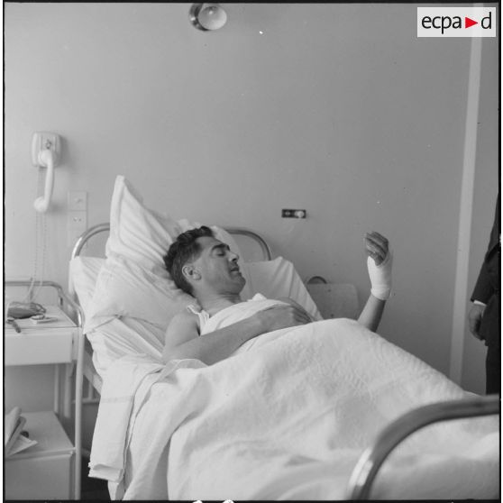 Maison Blanche. Attentat au plastic par l'OAS (Organisation armée secrète) à la tour de contrôle de l'aéroport. Un blessé dans sa chambre d'hôpital.