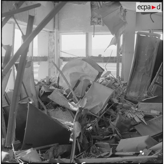 Maison Blanche. Attentat au plastic par l'OAS (Organisation armée secrète) à la tour de contrôle de l'aéroport. Débris.