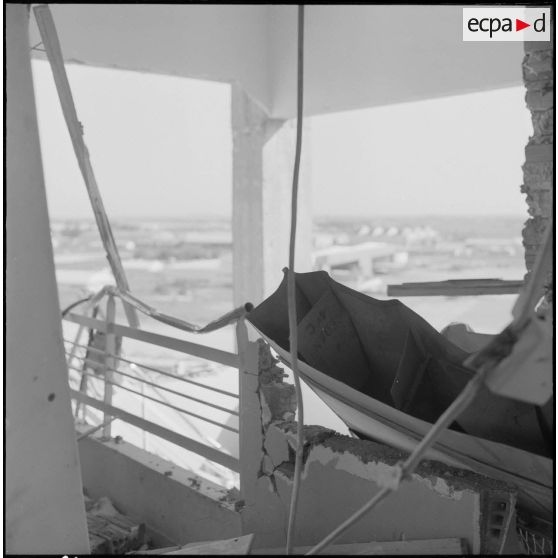 Maison Blanche. Attentat au plastic par l'OAS (Organisation armée secrète) à la tour de contrôle de l'aéroport. Débris.