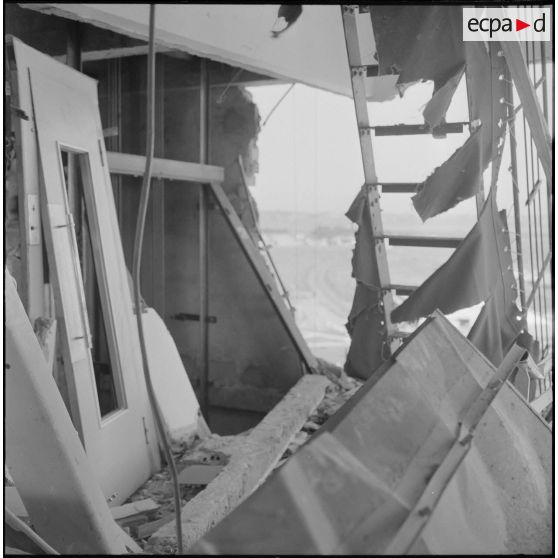 Maison Blanche. Attentat au plastic par l'OAS (Organisation armée secrète) à la tour de contrôle de l'aéroport. Débris.