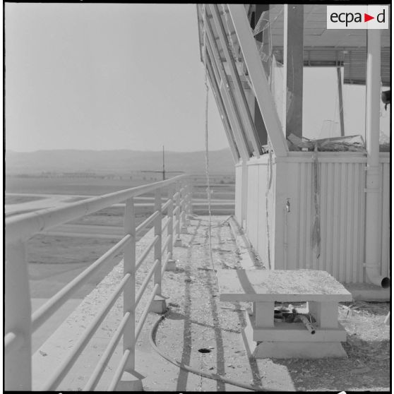 Maison Blanche. Attentat au plastic par l'OAS (Organisation armée secrète) à la tour de contrôle de l'aéroport. Débris.