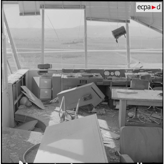 Maison Blanche. Attentat au plastic par l'OAS (Organisation armée secrète) à la tour de contrôle de l'aéroport. Débris.
