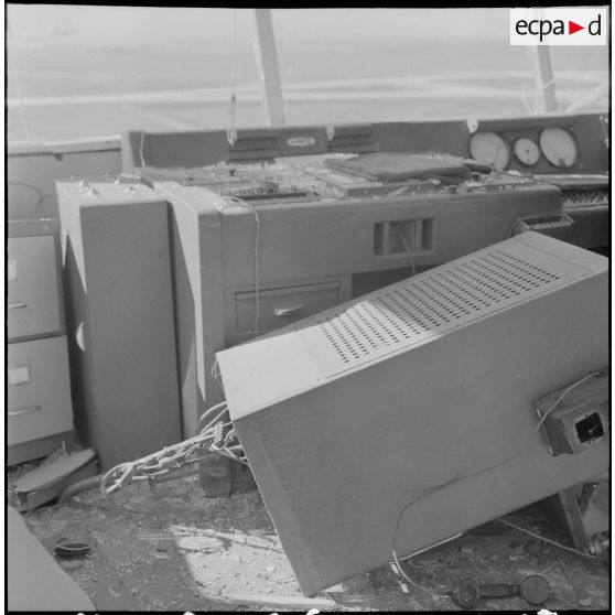 Maison Blanche. Attentat au plastic par l'OAS (Organisation armée secrète) à la tour de contrôle de l'aéroport. Débris.