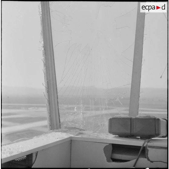 Maison Blanche. Attentat au plastic par l'OAS (Organisation armée secrète) à la tour de contrôle de l'aéroport. Débris.