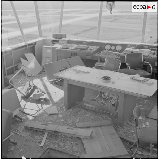 Maison Blanche. Attentat au plastic par l'OAS (Organisation armée secrète) à la tour de contrôle de l'aéroport. Débris.
