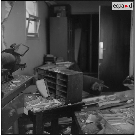 Maison Blanche. Attentat au plastic par l'OAS (Organisation armée secrète) à la tour de contrôle de l'aéroport. Débris.