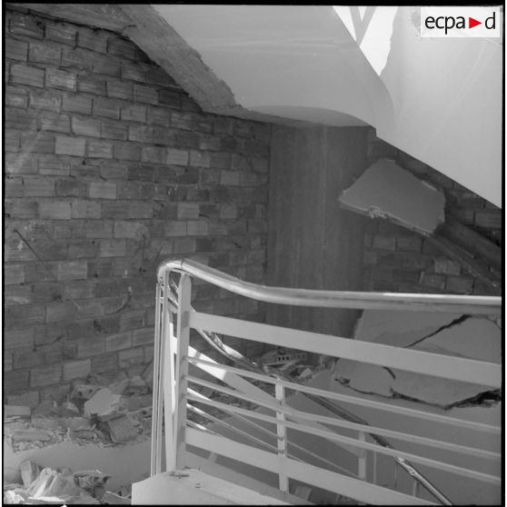 Maison Blanche. Attentat au plastic par l'OAS (Organisation armée secrète) à la tour de contrôle de l'aéroport. Débris.