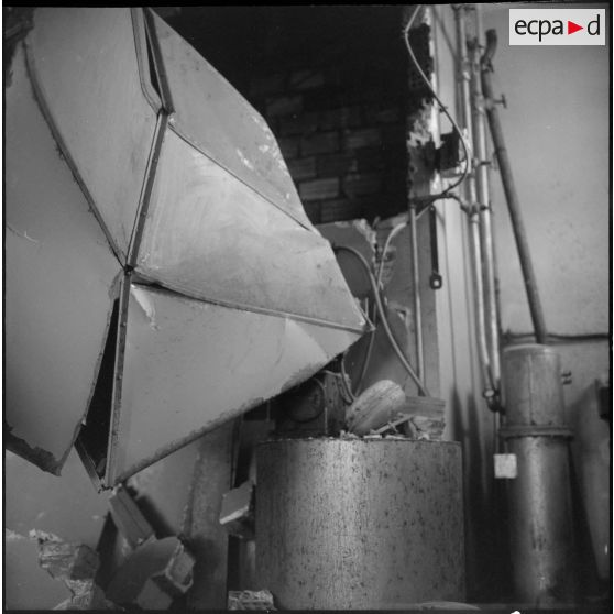 Maison Blanche. Attentat au plastic par l'OAS (Organisation armée secrète) à la tour de contrôle de l'aéroport. Débris.