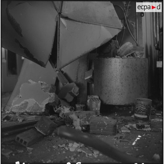 Maison Blanche. Attentat au plastic par l'OAS (Organisation armée secrète) à la tour de contrôle de l'aéroport. Débris.