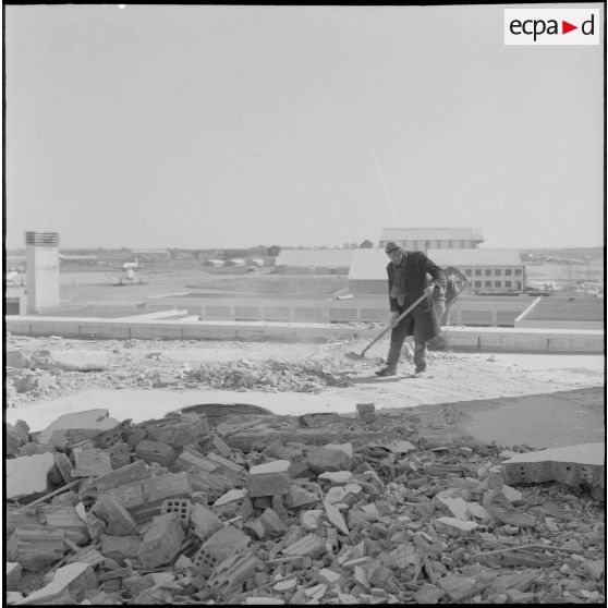Maison Blanche. Attentat au plastic par l'OAS (Organisation armée secrète) à la tour de contrôle de l'aéroport. Nettoyage des débris sur le toit.