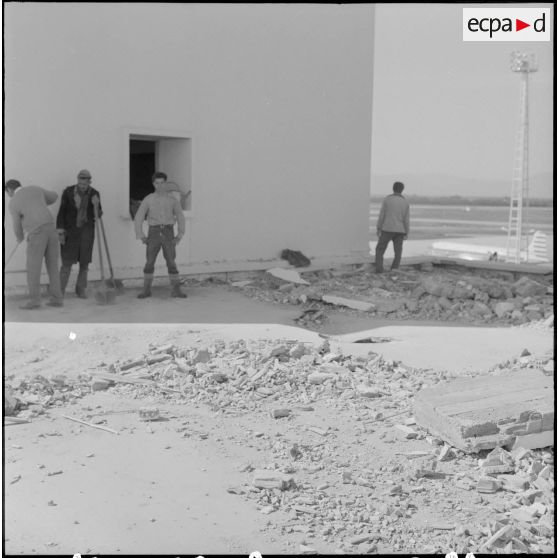 Maison Blanche. Attentat au plastic par l'OAS (Organisation armée secrète) à la tour de contrôle de l'aéroport. Nettoyage des débris sur le toit.