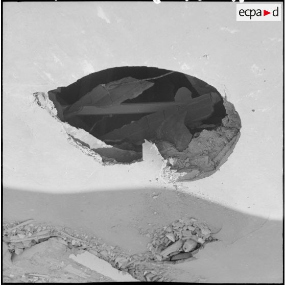 Maison Blanche. Attentat au plastic par l'OAS (Organisation armée secrète) à la tour de contrôle de l'aéroport. Trou dans le toit.