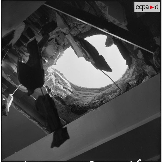 Maison Blanche. Attentat au plastic par l'OAS (Organisation armée secrète) à la tour de contrôle de l'aéroport. Trou dans le plafond.