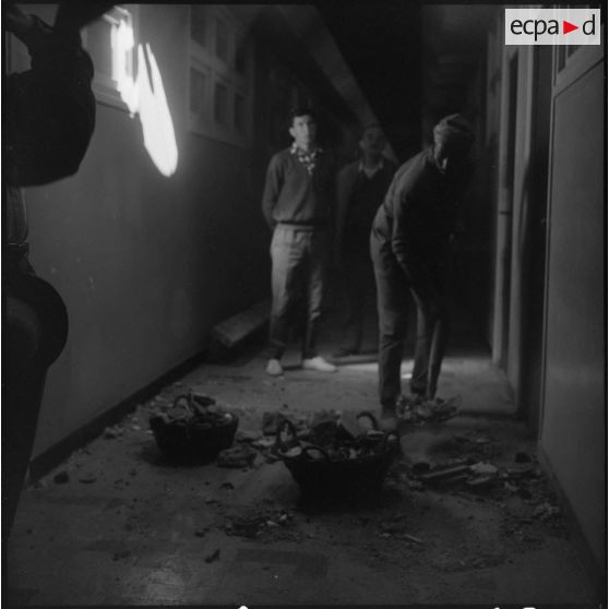 Maison Blanche. Attentat au plastic par l'OAS (Organisation armée secrète) à la tour de contrôle de l'aéroport. Nettoyage des débris dans un couloir.