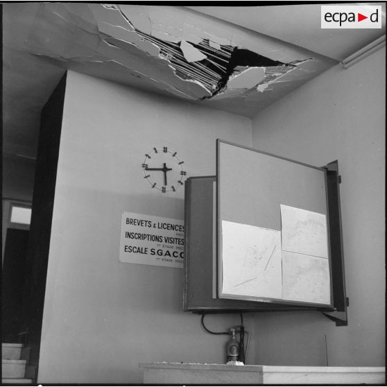 Maison Blanche. Attentat au plastic par l'OAS (Organisation armée secrète) à la tour de contrôle de l'aéroport. Plafond partiellement détruit.