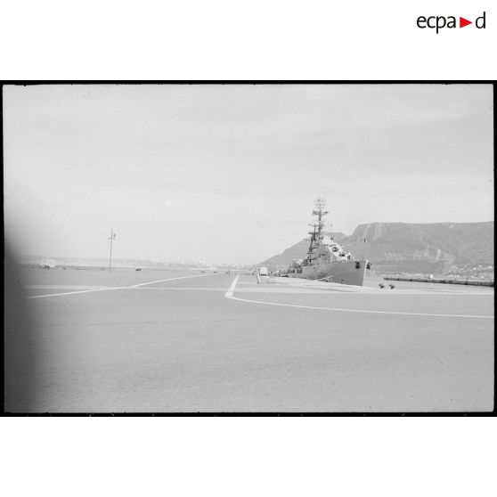 Oran. Fusillade du 14 avril 1962. L'escorteur d'escadre Vauquelin (D628) dans le port.