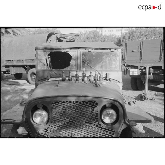 Oran. Fusillade du 14 avril 1962. Une jeep avec une vitre cassée et des armes sur le capot.