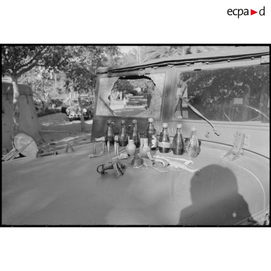 Oran. Fusillade du 14 avril 1962. Une jeep avec une vitre cassé et des armes sur le capot.