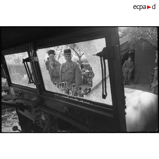 Oran. Fusillade du 14 avril 1962. Des gendarmes à côté d'une jeep, avec une vitre cassée et des armes sur le capot.