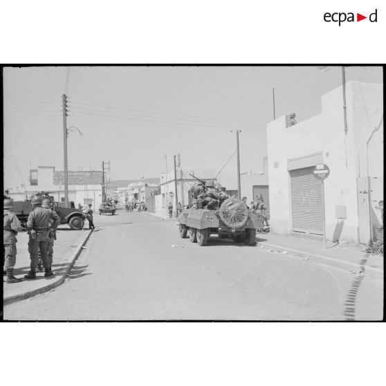 Oran. Fusillade du 14 avril 1962. Des soldats en patrouille dans la ville.