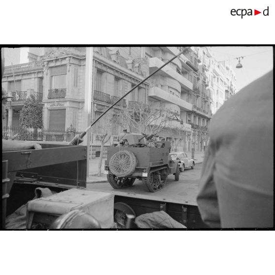 Oran. Fusillade du 14 avril 1962. Des soldats en patrouille dans la ville, à bord d'un Half-track M3.