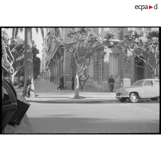 Oran. Fusillade du 14 avril 1962. Des soldats en patrouille dans la ville.