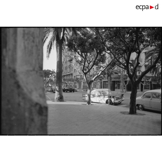 Oran. Fusillade du 14 avril 1962. Des soldats en patrouille dans la ville.