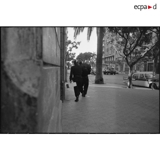 Oran. Fusillade du 14 avril 1962. Des soldats en patrouille dans la ville.