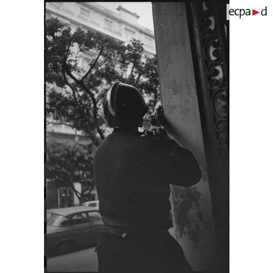 Oran. Fusillade du 14 avril 1962. Un soldat en position de tir.