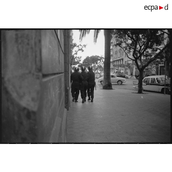 Oran. Fusillade du 14 avril 1962. Des soldats en patrouille dans la ville.
