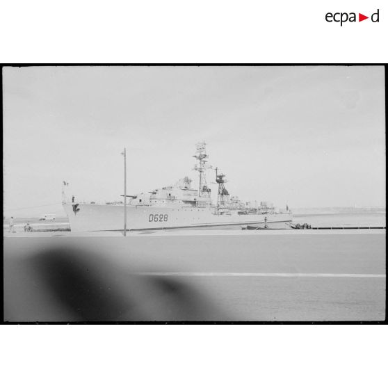Oran. Fusillade du 14 avril 1962. L'escorteur d'escadre Vauquelin (D628) dans le port.