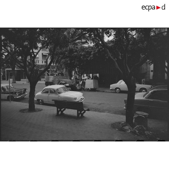 Oran. Fusillade du 14 avril 1962. Des soldats en patrouille dans la ville.