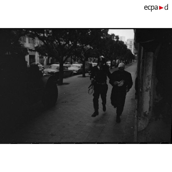 Oran. Fusillade du 14 avril 1962. Un soldat accompagne un soldat blessé.