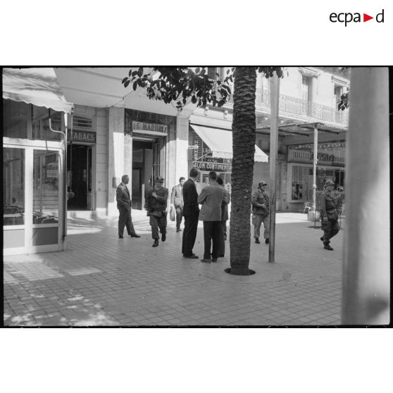 Oran. Fusillade du 14 avril 1962. Des soldats en patrouille dans la ville.