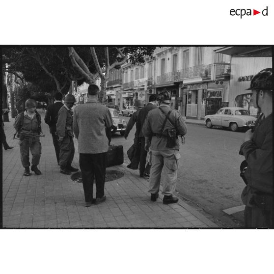 Oran. Fusillade du 14 avril 1962. Des soldats en patrouille dans la ville.