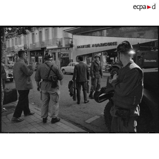 Oran. Fusillade du 14 avril 1962. Des soldats en patrouille dans la ville.