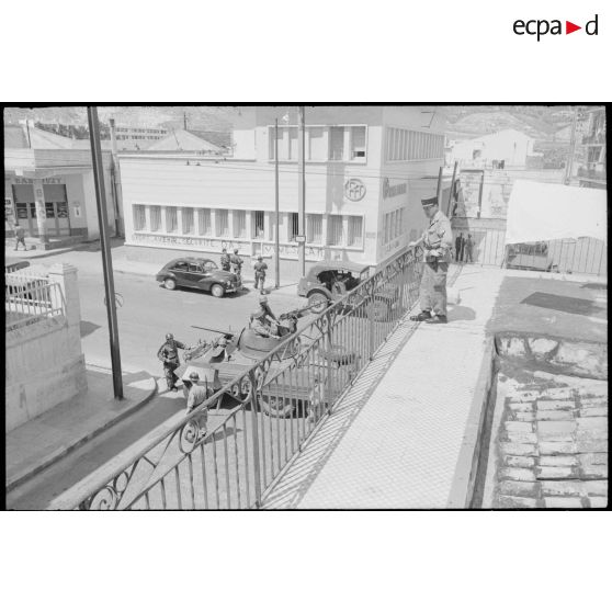 Oran. Fusillade du 14 avril 1962. Des soldats à bord d'un automitrailleuse Light armored car M8 en patrouille dans la ville.