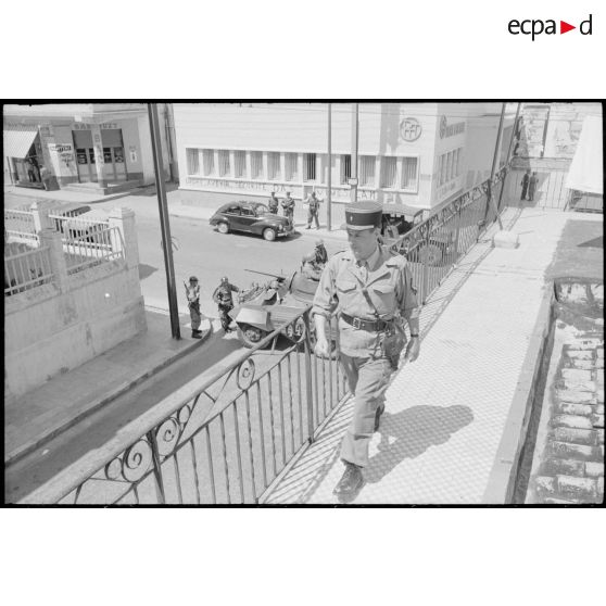 Oran. Fusillade du 14 avril 1962. Des soldats à bord d'un automitrailleuse Light armored car M8 en patrouille dans la ville.
