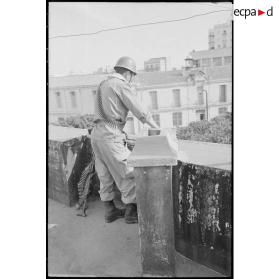 Oran. Fusillade du 14 avril 1962. Un soldat surveille une rue.