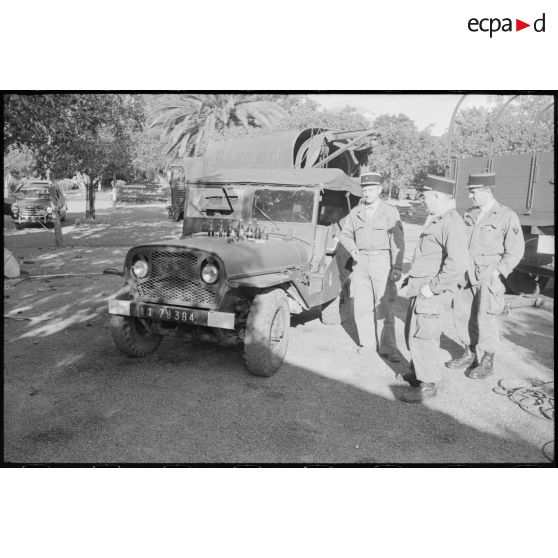Oran. Fusillade du 14 avril 1962. Des gendarmes à côté d'une jeep, avec une vitre cassée et des armes sur le capot.