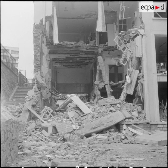 Alger. Attentat au plastic par l'OAS (Organisation armée secrète) au rectorat le 15 avril 1962.