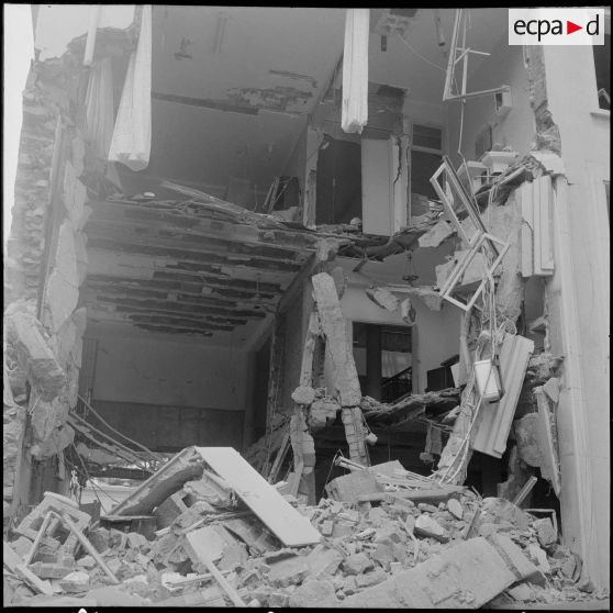 Alger. Attentat au plastic par l'OAS (Organisation armée secrète) au rectorat le 15 avril 1962.