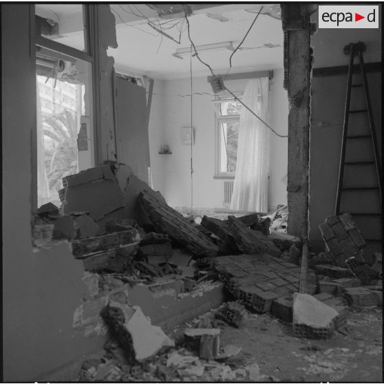 Alger. Attentat au plastic par l'OAS (Organisation armée secrète) au rectorat le 15 avril 1962.