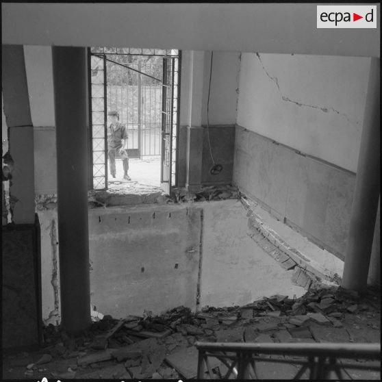 Alger. Attentat au plastic par l'OAS (Organisation armée secrète) au rectorat le 15 avril 1962.