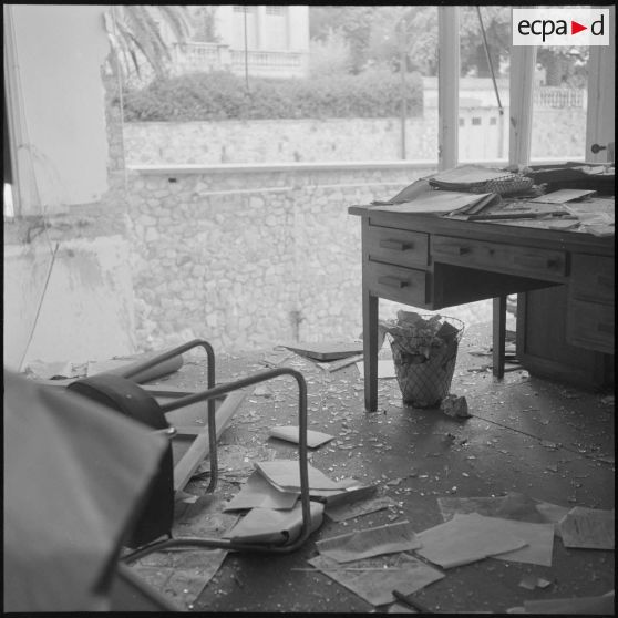 Alger. Attentat au plastic par l'OAS (Organisation armée secrète) au rectorat le 15 avril 1962.