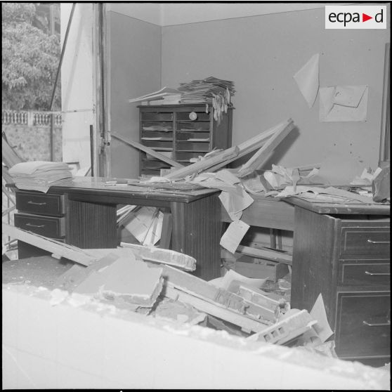 Alger. Attentat au plastic par l'OAS (Organisation armée secrète) au rectorat le 15 avril 1962.